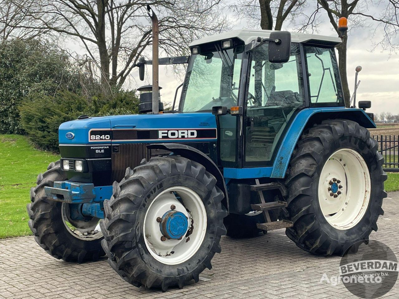 Ford 8240 tractor de ruedas